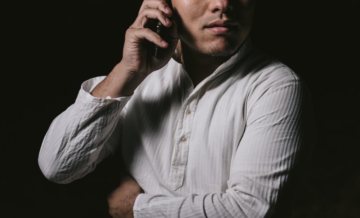 電話エッチをする男性